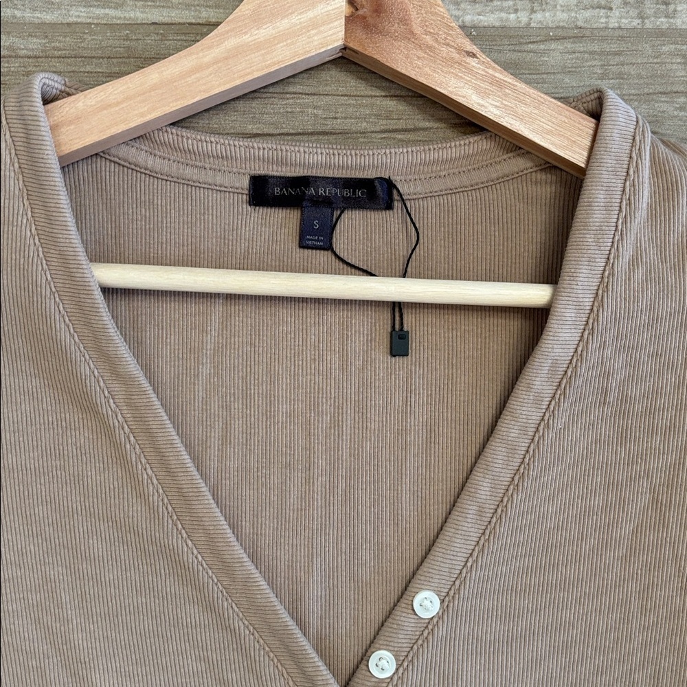 Banana Republic Beige Short Sleeve V-Neck Ribbed Top - Picture 2 of 3
